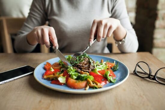 mindful-eating-prato Alimentação Consciente (Mindful Eating): Como Praticar para Melhorar a Relação com a Comida e Evitar Excessos